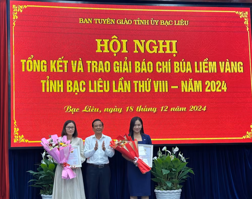 Đồng chí Võ Tấn Lực, Tỉnh ủy viên, Phó Ban Tuyên giáo Tỉnh ủy Bạc Liêu trao giải cho các tác giả tham gia cuộc thi Giải Báo chí Búa liềm vàng của tỉnh năm 2024. (Ảnh: TRỌNG DUY)