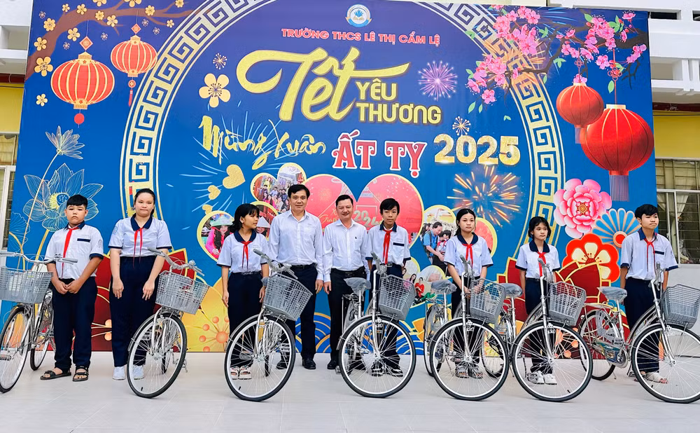 Đại diện Công ty Điện lực Bạc Liêu và Chủ tịch Ủy ban nhân dân Phường 1 (thành phố Bạc Liêu) trao tặng xe đạp cho các em nghèo, hiếu học. (Ảnh: TRỌNG DUY)