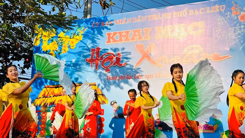 Một tiết mục văn nghệ vui tươi tại Hội Xuân. (Ảnh: TRỌNG DUY)
