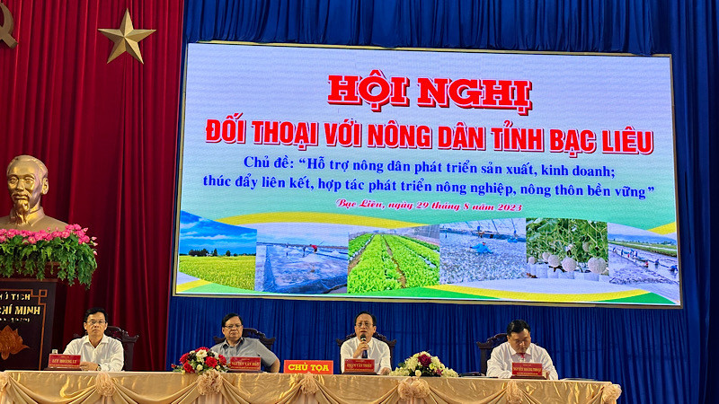 Lãnh đạo chủ chốt tỉnh Bạc Liêu dự hội nghị đối thoại với nông dân. (Ảnh Trọng Duy).