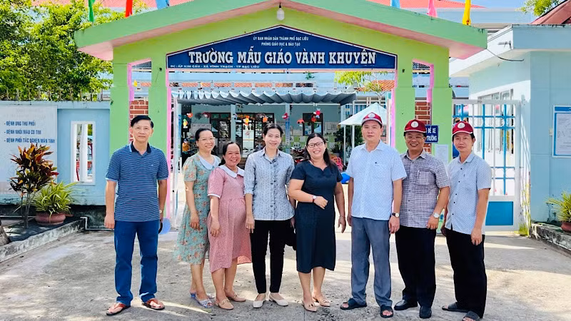 Đồng chí Tô Việt Thu, Bí thư Thành ủy Bạc Liêu (thứ tư, từ trái sang) và các đồng chí lãnh đạo thành phố Bạc Liêu kiểm tra việc chuẩn bị năm học mới tại Trường mẫu giáo Vành Khuyên.