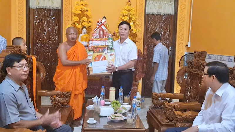 Đồng chí Huỳnh Hữu Trí, Phó Chủ tịch Thường trực Ủy ban nhân dân tỉnh Bạc Liêu, trao quà và chúc mừng Lễ Sen Dolta cho Thượng tọa Trần Duyên, trụ trì chùa Kos Thum của đồng bào Khmer ở huyện Hồng Dân.