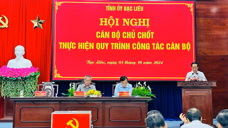 Trưởng Ban Tổ chức Tỉnh ủy Bạc Liêu Hồ Thanh Thủy triển khai các bước tiến hành bỏ phiếu bầu bổ sung Ủy viên Ban Chấp hành và Ban Thường vụ Tỉnh ủy Bạc Liêu, nhiệm kỳ 2020-2025. (Ảnh: TRỌNG DUY)