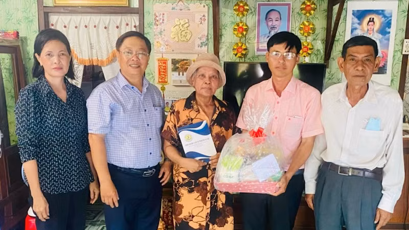 Không chỉ quan tâm những em học sinh nghèo, chính quyền và ngành giáo dục - gào tạo một số địa phương tại Bạc Liêu còn quan tâm đến những giáo viên, cựu giáo viên có hoàn cảnh khó khăn.