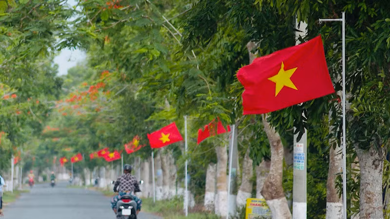 Một buổi sáng sớm đầu mùa Thu 2024 tại "Đường cờ Tổ quốc" ở xã Châu Thới, huyện Vĩnh Lợi (Bạc Liêu). (Ảnh: TIẾN LUẬN)