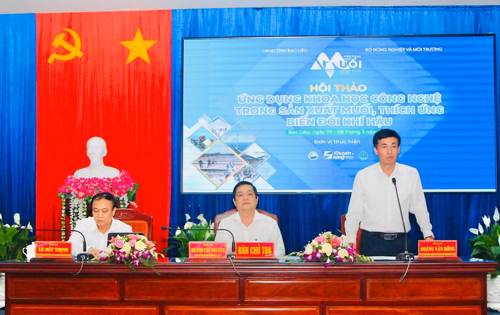 Các đồng chí lãnh đạo Trung tâm Khuyến nông Quốc gia và Ủy ban nhân dân tỉnh Bạc Liêu chủ trì Hội thảo.