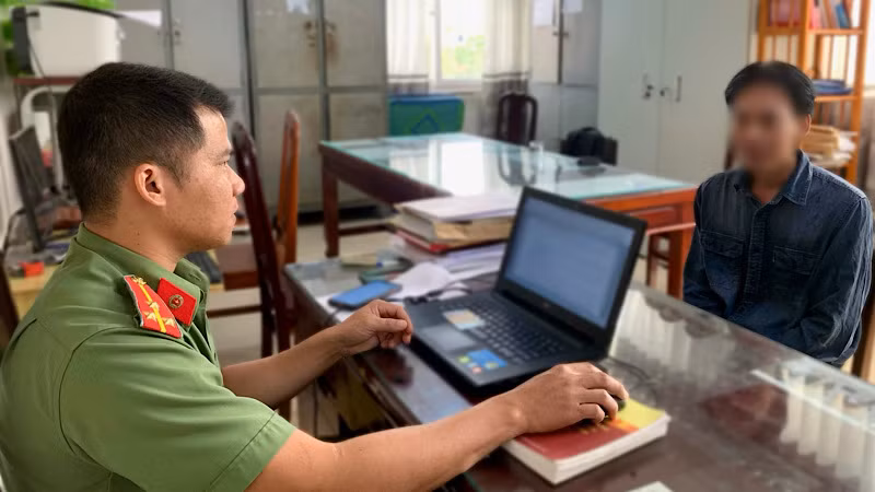 Anh G.Q.T kể lại quá trình bị đánh đập, giam giữ tại Myanmar. (Ảnh: TRỌNG NGUYỄN)