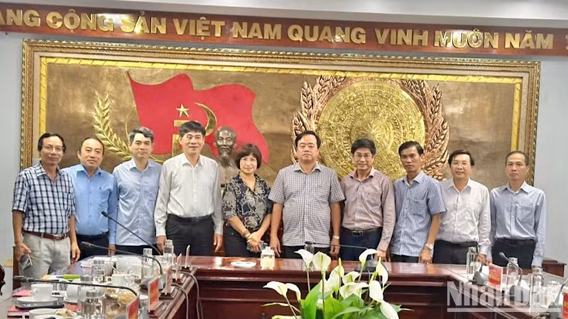 Đồng chí Huỳnh Quốc Việt, Phó Bí thư Thường trực Tỉnh ủy Bạc Liêu (thứ 6 từ trái qua) làm việc với đoàn công tác của Báo Nhân Dân, ngày 28/8/2024 về khắc phục hạn chế, yếu kém phát hành Báo Nhân Dân. 