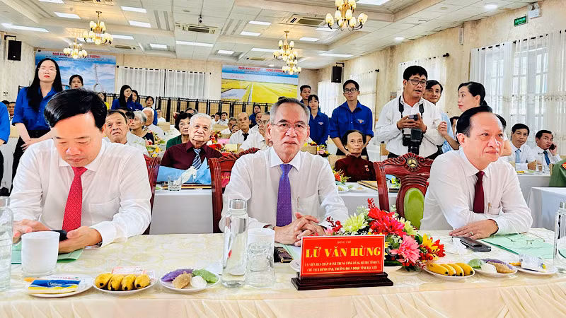 Các đồng chí trong Thường trực Tỉnh ủy Bạc Liêu và các đại biểu tại buổi lễ. Ảnh: TRỌNG DUY