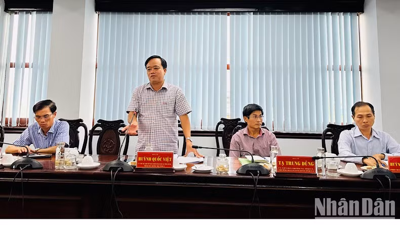 Đồng chí Phó Bí thư Thường trực Tỉnh ủy Bạc Liêu phát biểu ý kiến chỉ đạo các cấp ủy Đảng trong tỉnh cần tăng cường chỉ đạo việc phát hành Báo Nhân Dân. (Ảnh: TRỌNG DUY)