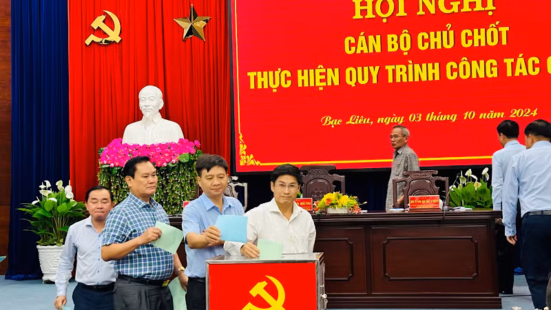 Các đồng chí trong Ban Thường vụ Tỉnh ủy Bạc Liêu tham gia bỏ phiếu. (Ảnh: TRỌNG DUY)