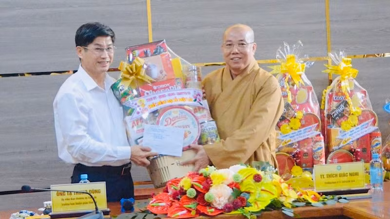 Đồng chí Tạ Trung Dũng, Thường trực Tỉnh ủy, Trưởng Ban Tuyên giáo Tỉnh ủy Bạc Liêu, tặng quà chúc mừng Ban Trị sự Giáo hội Phật giáo Việt Nam tỉnh Bạc Liêu, nhân dịp Đại lễ Phật đản 2024.