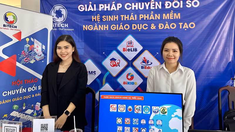 Các đơn vị trong ngành viễn thông tại Bạc Liêu giới thiệu và hợp tác với ngành giáo dục tỉnh về thực hiện giải pháp chuyển đổi số trong các trường học. Ảnh: TRỌNG DUY.
