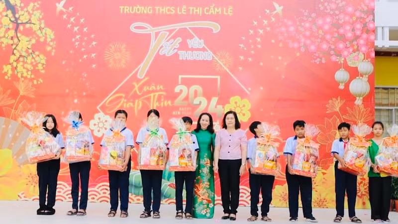 Lãnh đạo Phòng Giáo dục-Đào tạo thành phố Bạc Liêu và Hiệu trưởng Trường THCS Lê Thị Cẩm Lệ trao quà Tết cho những học sinh có hoàn cảnh khó khăn.