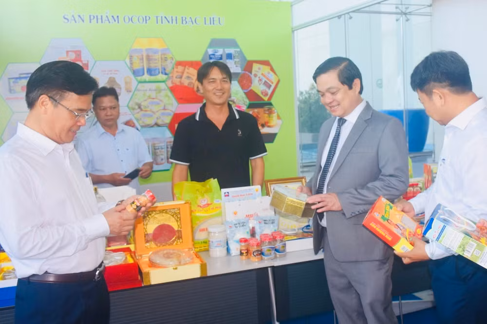 Đồng chí Huỳnh Chí Nguyện, Phó Chủ tịch Ủy ban nhân dân tỉnh Bạc Liêu (thứ hai, từ phải qua) thăm các sản phẩm OCOP của tỉnh.