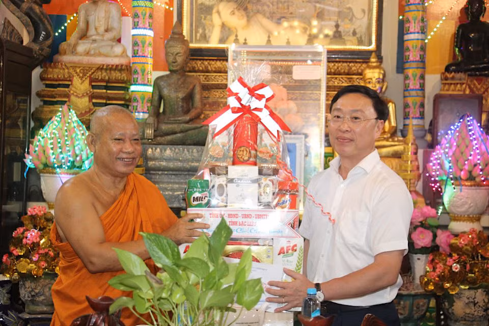 Đồng chí Huỳnh Hữu Trí, Thường vụ Tỉnh ủy, Phó Chủ tịch Thường trực Ủy ban nhân dân tỉnh Bạc Liêu tặng quà hòa thượng Tăng Sa Vong, Phó Chủ tịch Hội Đoàn kết sư sãi yêu nước tỉnh Bạc Liêu. Ảnh: HT