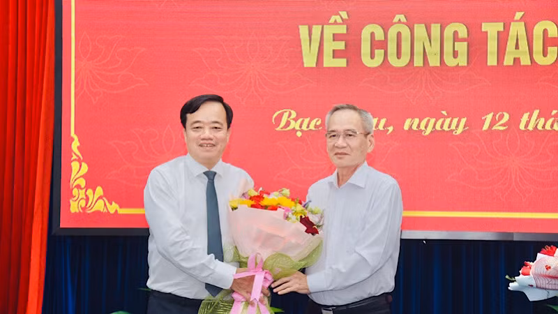 Đồng chí Lữ Văn Hùng, Bí thư Tỉnh ủy Bạc Liêu chúc mừng đồng chí tân Phó Bí thư Tỉnh ủy.