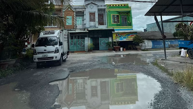 Tuyến đường từ Cầu Sập (xã Long Thạnh đến xã Vĩnh Hưng, huyện Vĩnh Lợi, Bạc Liêu) nhiều đoạn đường như ao.