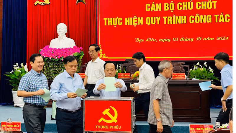Các đồng chí lãnh đạo chủ chốt tỉnh Bạc Liêu tham gia bỏ phiếu bầu bổ sung Ủy viên Ban Chấp hành và Ban Thường vụ Tỉnh ủy. (Ảnh: TRỌNG DUY)