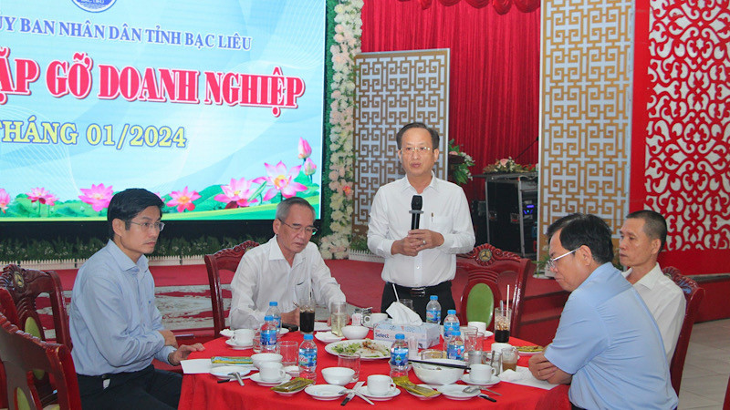 Chủ tịch Ủy ban nhân dân tỉnh Bạc Liêu Phạm Văn Thiều phát biểu tại buổi cà phê với doanh nghiệp, doanh nhân.
