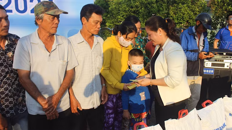 Chủ tịch Ủy ban nhân dân thành phố Bạc Liêu Lê Kim Thúy tặng quà Tết, gạo cho các hộ có hoàn cảnh khó khăn của thành phố.