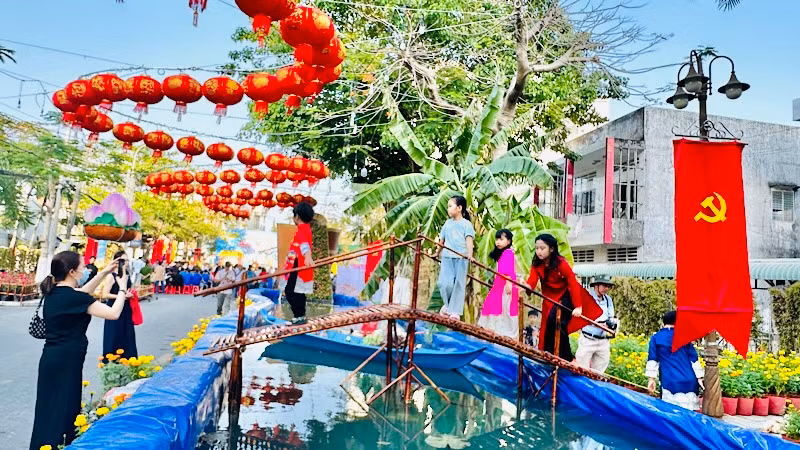 Hội Xuân thu hút các du khách (Ảnh: TRỌNG DUY)