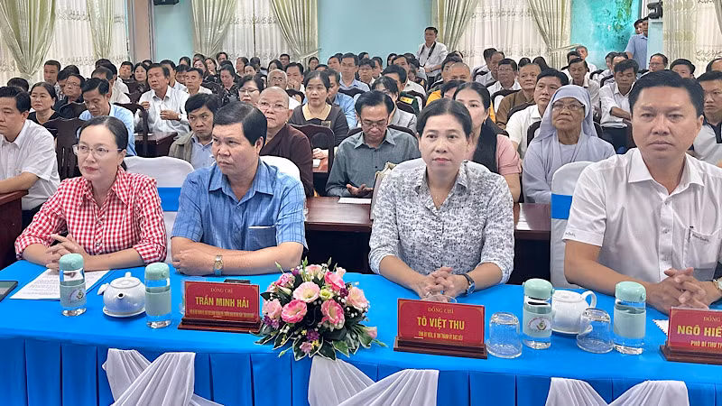 Đông đảo các tầng lớp nhân dân thành phố Bạc Liêu tham gia hưởng ứng cuộc vận động ủng hộ nhân dân các tỉnh miền bắc đang rất khó khăn do thiên tai gây ra.