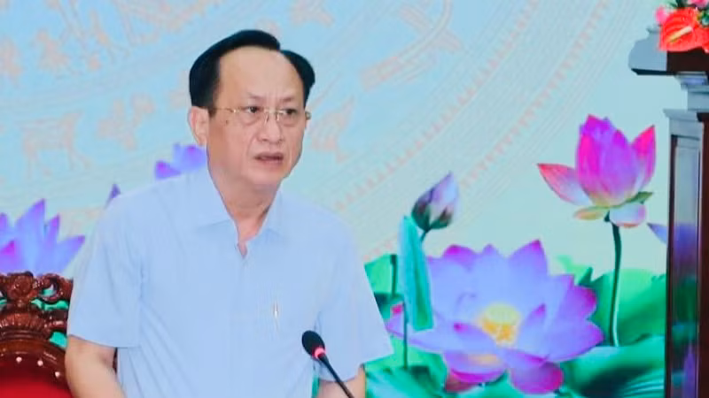 Chủ tịch Ủy ban nhân dân tỉnh Bạc Liêu Phạm Văn Thiều phát biểu ý kiến tại cuộc họp công bố tình trạng khẩn cấp sạt lở khu dân cư tại thị xã Giá Rai. 