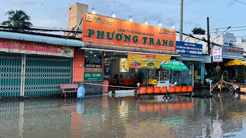 Khu vực nhà xe Phương Trang (trong bến xe Bạc Liêu) thường xuyên ngập sâu, nhiều hôm hành khách phải xắn quần... đến bẹn để mua vé xe ô-tô. (Ảnh: TRỌNG DUY)