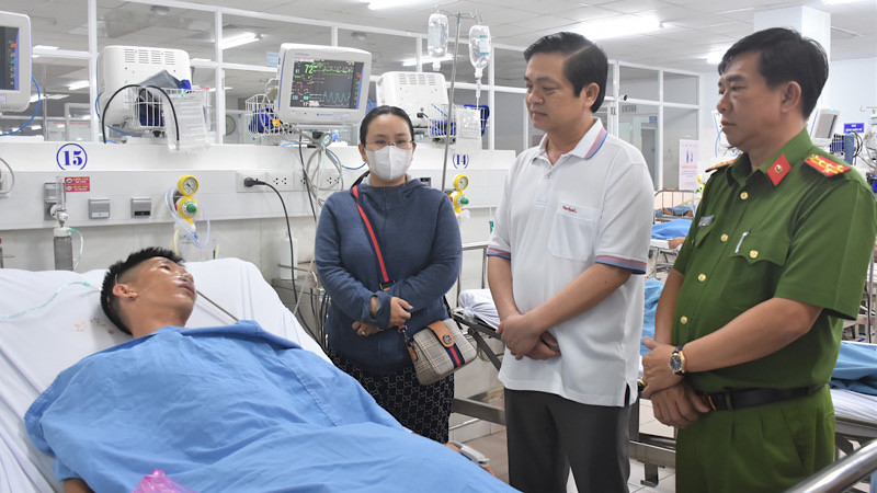 Lãnh đạo tỉnh Bạc Liêu đến bệnh viện thăm, động viên cán bộ Công an đang được chăm sóc tại đây. Ảnh: Trọng Nguyễn