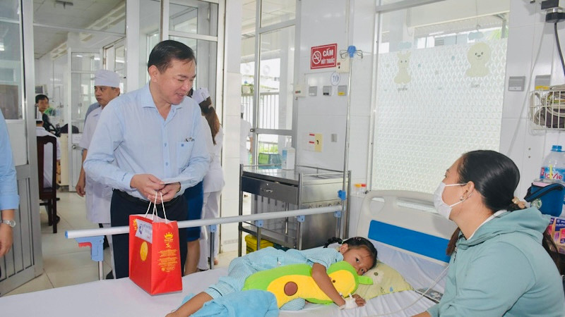 Phó Chủ tịch Ủy ban nhân dân tỉnh Bạc Liêu Phan Thanh Duy đến tận các giường bệnh tặng quà Tết Trung thu cho các em không may mắn, đang điều trị tại bệnh viện. 