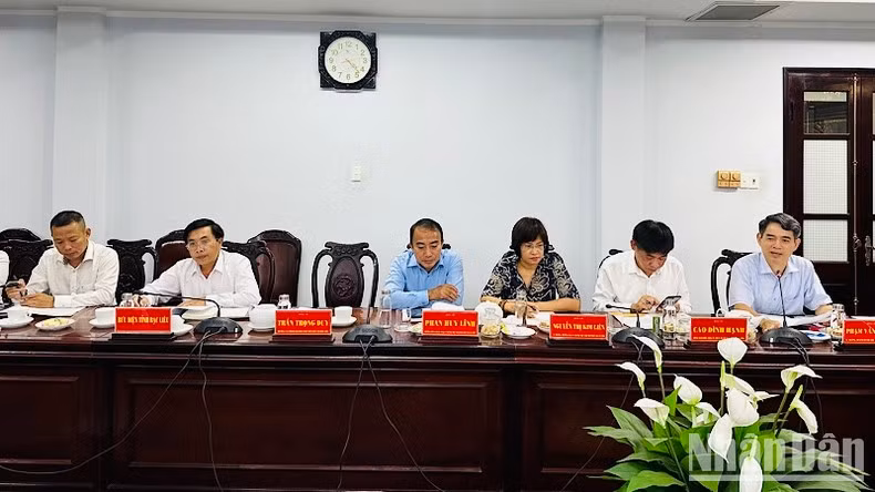 Quang cảnh buổi làm việc của đoàn công tác Báo Nhân Dân, Tổng Công ty Phát hành báo chí Trung ương với Thường trực tỉnh ủy Bạc Liêu (ngày 27/8/2024).