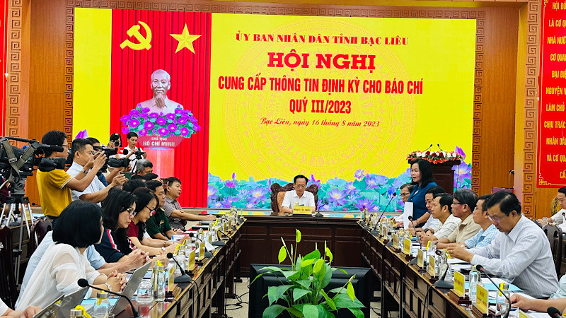 Phóng viên các cơ quan báo chí nêu nhiều câu hỏi nóng tại địa phương với lãnh đạo tỉnh Bạc Liêu. Ảnh: Trọng Duy