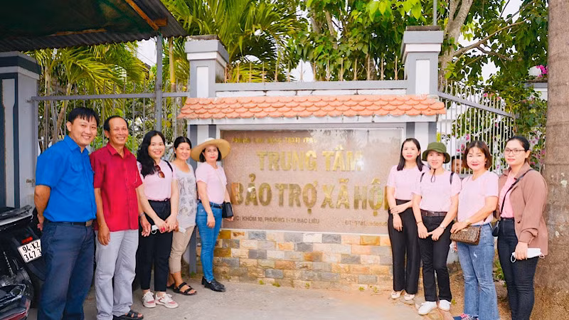 Ban giám hiệu và giáo viên Trường trung học cơ sở Lê Thị Cẩm Lệ (thành phố Bạc Liêu) đến tận Trung tâm Bảo trợ xã hội tỉnh tặng quà cho những trẻ em có hoàn cảnh khó khăn.