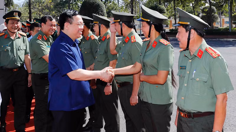 Đồng chí Vương Đình Huệ thăm lực lượng Công an tỉnh Bạc Liêu. (Ảnh: NHAN SÁNG)