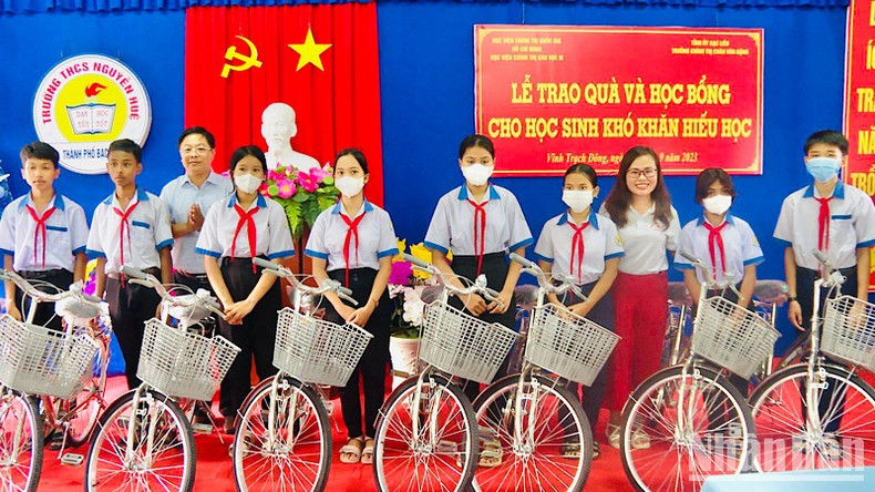 Chính quyền và lãnh đạo ngành Giáo dục- Đào tạo thành phố Bạc Liêu trao tặng xe đạp cho nhiều học sinh có hoàn cảnh khó khăn.
