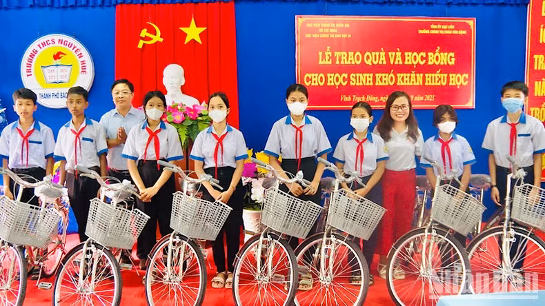 Chính quyền và lãnh đạo ngành Giáo dục- Đào tạo thành phố Bạc Liêu trao tặng xe đạp cho nhiều học sinh có hoàn cảnh khó khăn.
