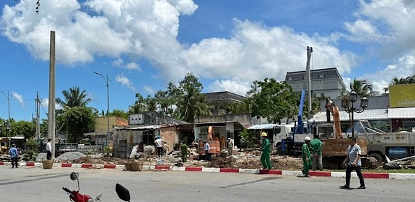 Lực lượng chức năng tỉnh Bạc Liêu hỗ trợ hộ ông Đỗ Thành Hưng tháo dỡ công trình để bàn giao mặt bằng.