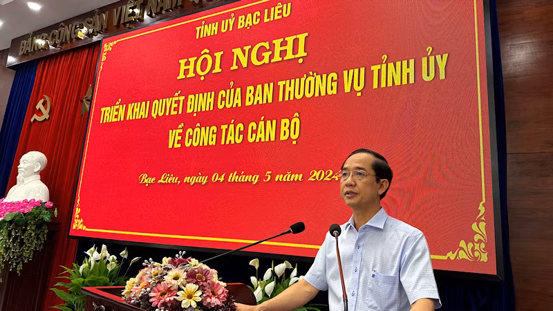 Đồng chí Hồ Thanh Thủy, Trưởng Ban Tổ chức Tỉnh ủy Bạc Liêu triển khai các quyết định của Ban Thường vụ Tỉnh ủy Bạc Liêu về công tác cán bộ. (Ảnh: TRỌNG DUY)