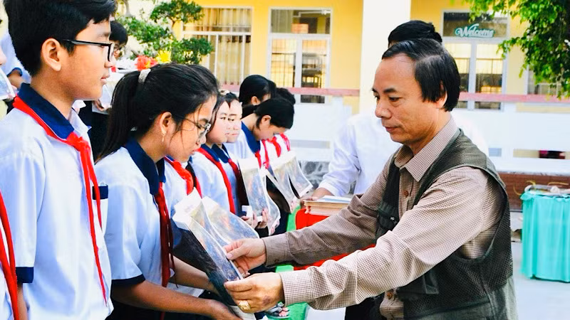Nhà báo Trọng Duy, Trưởng Văn phòng đại diện Báo Nhân Dân tại Bạc Liêu trao tặng tranh cho các em học sinh Bạc Liêu.