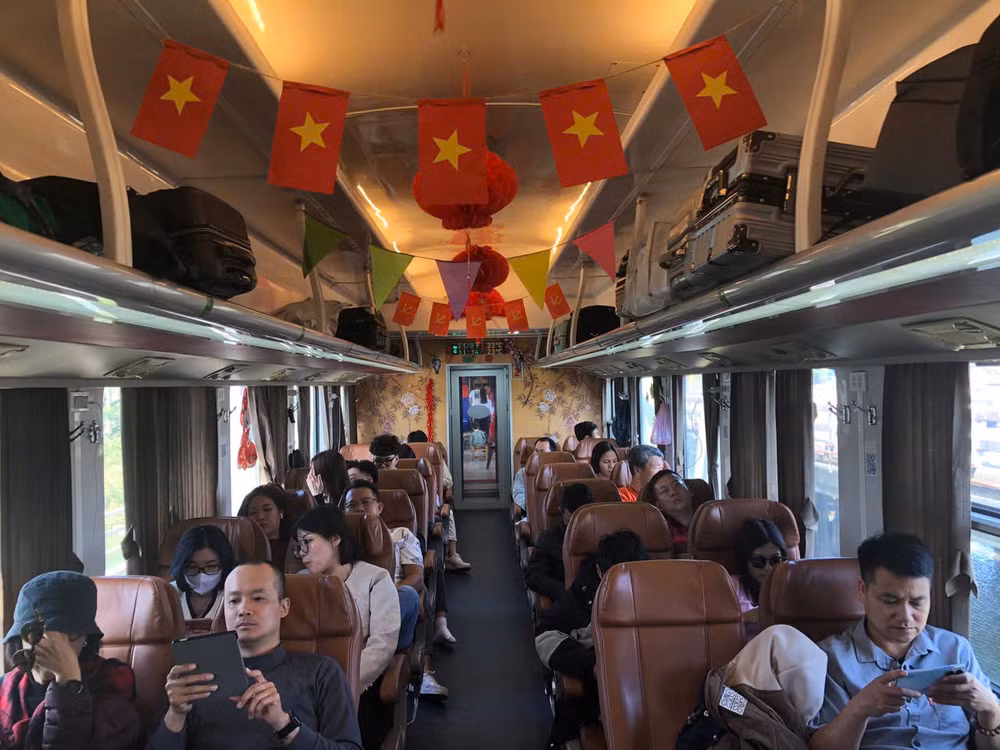Hành khách du xuân trên tàu Kết nối di sản miền trung.
