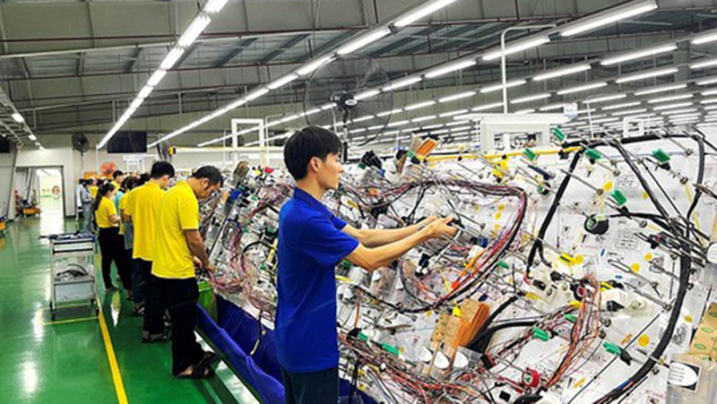 Công nhân tại Cụm công nghiệp Hà Dương trong ca sản xuất