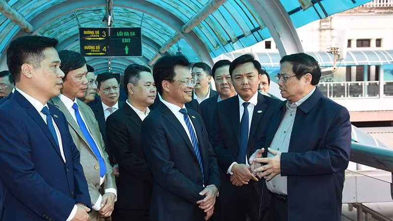 Thủ tướng Phạm Minh Chính kiểm tra tình hình hoạt động và chất lượng phục vụ hành khách tại ga Hà Nội.