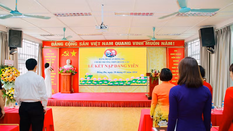 Chi bộ trường THPT Hoàng Cầu tổ chức lễ kết nạp đảng viên. Chi bộ trường THPT Hoàng Cầu tổ chức lễ kết nạp đảng viên.