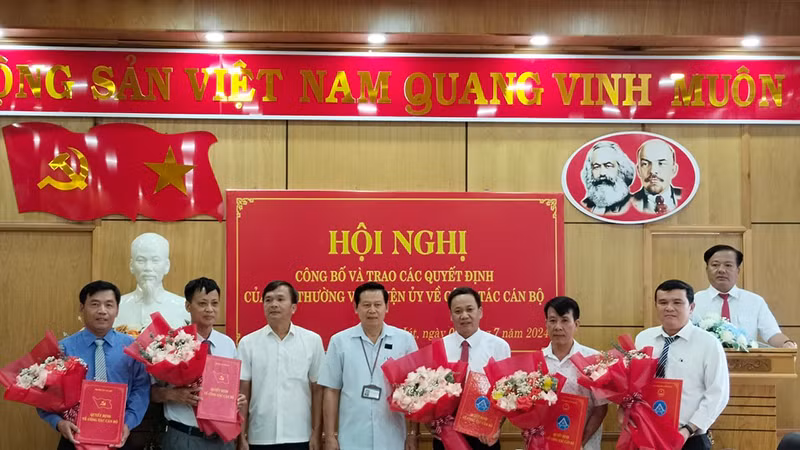 Hội nghị công bố và trao các quyết định của Ban Thường vụ Huyện ủy Cư Jút về công tác cán bộ.