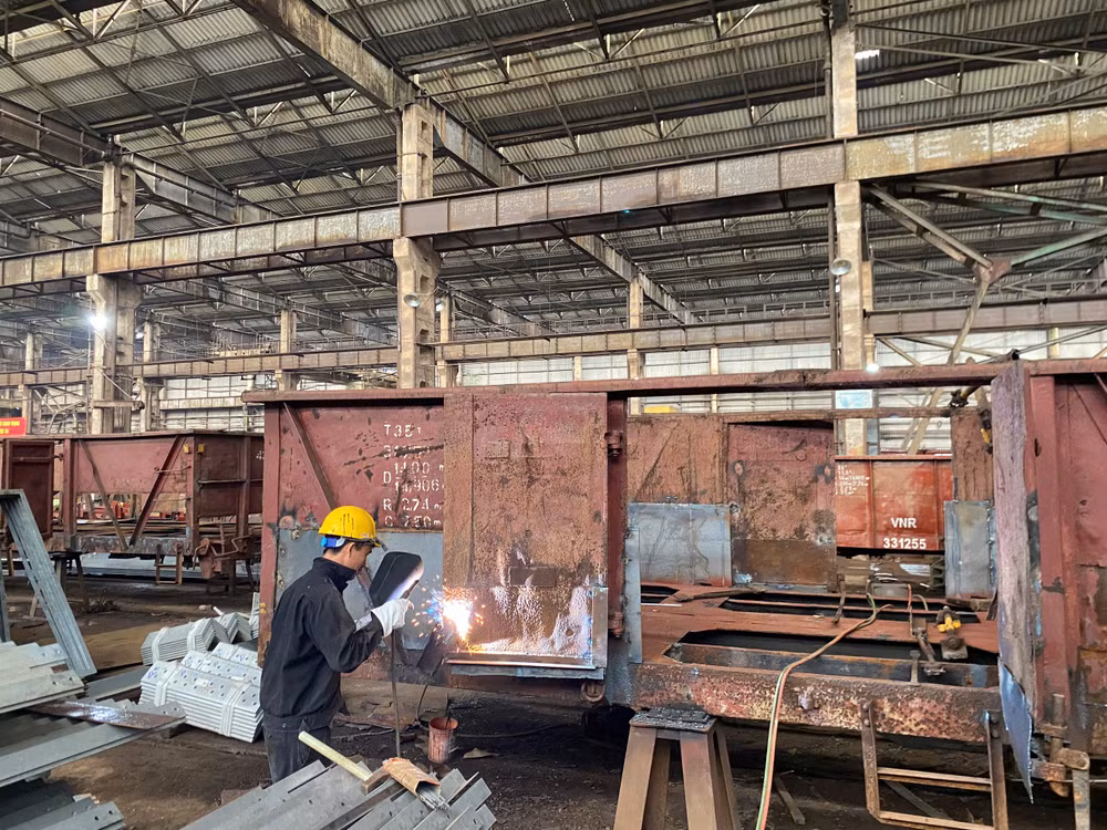 Công nhân Công ty CP Xe lửa Gia Lâm trong ca sản xuất.