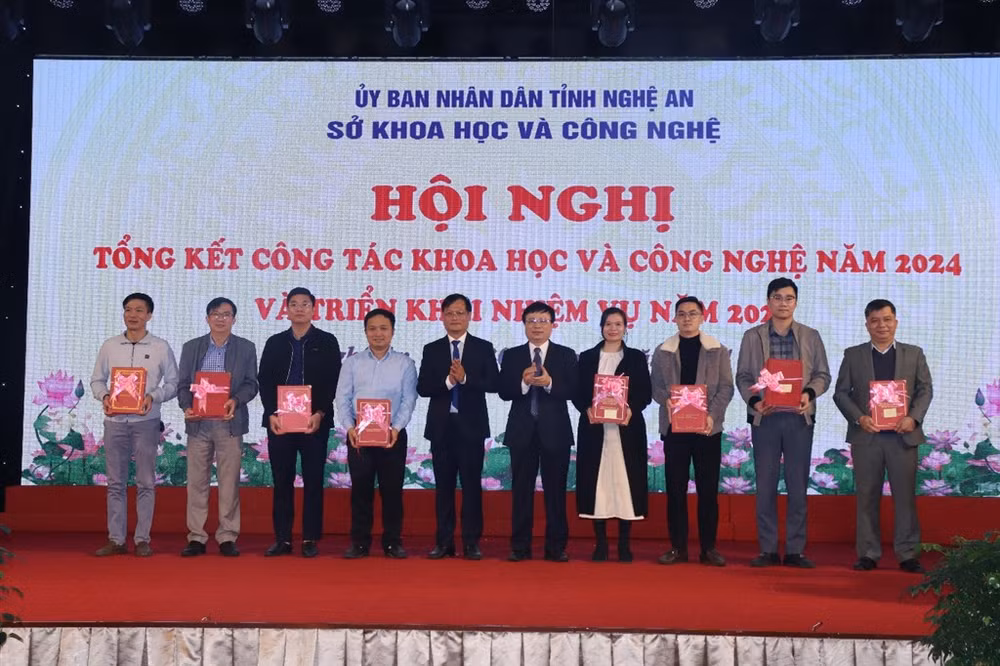 Tỉnh Nghệ An trao kết quả nghiên cứu cho các đơn vị sử dụng.