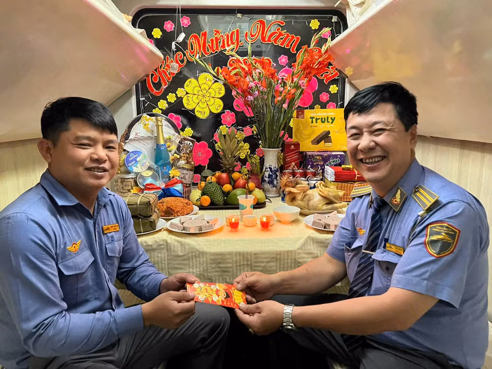 Nhân viên trên tàu nhận lì xì năm mới