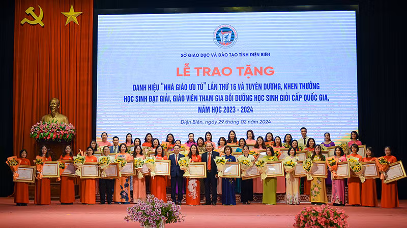 Lễ trao tặng danh hiệu Nhà giáo ưu tú và tuyên dương khen thưởng học sinh đạt giải, giáo viên tham gia bồi dưỡng học sinh giỏi cấp quốc gia.