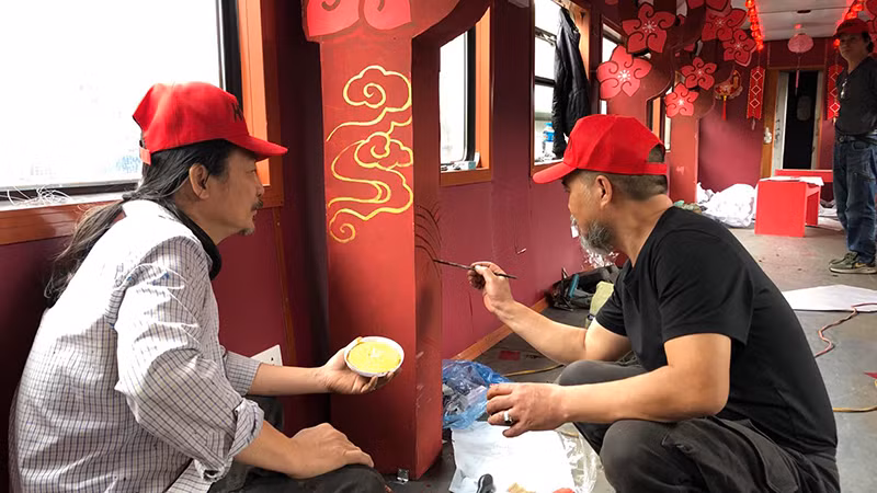 Các họa sĩ trang trí tại toa cộng đồng.